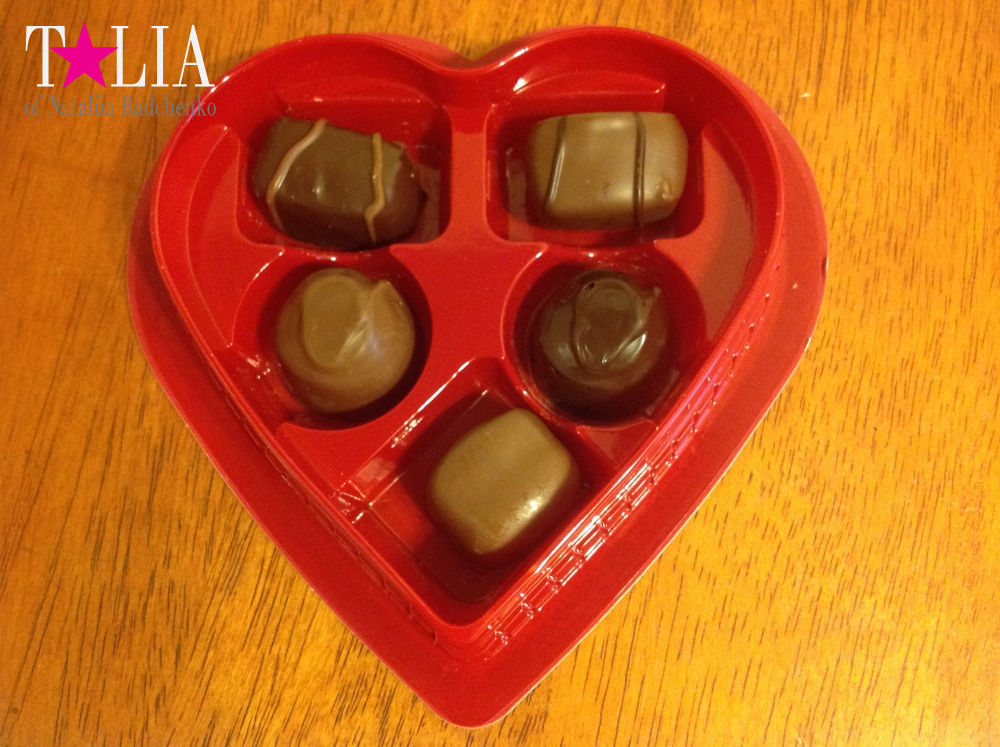 Традиционная небольшая сувенирная коробочка конфет, чтобы поздравить коллег, друзей!